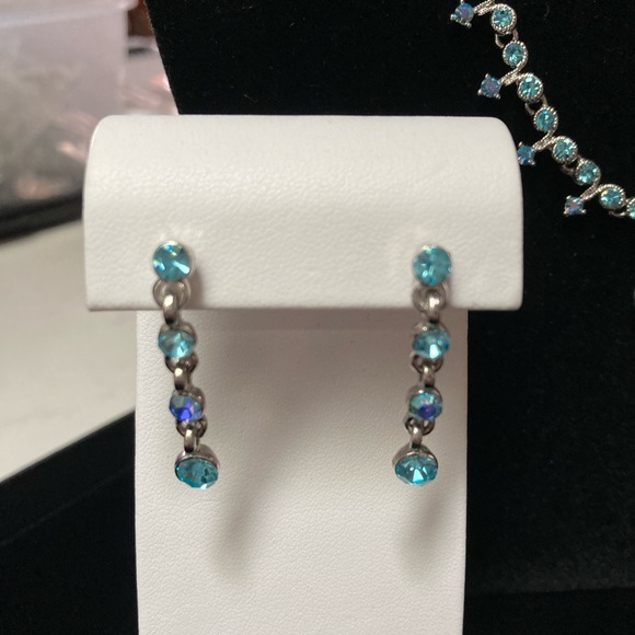 Aqua, Pink or Clear Teardrop necklace & 4 stone earrings set.  Silvertone metal. - Picture 3 of 9